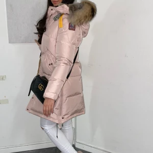 Parajumper long bear, powder pink - Säljer min långa puderrosa parajumper som jag köpte för ca. 4 år sedan. Men endast använd en vinter, så jackan är fortfarande i fint skick. Nypris 10.000 kr. Bevis för äkthet finns. (Pris kan diskuteras vid snabb affär) 