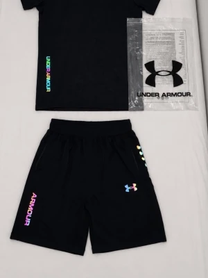 Svart träningsset från Under Armour - Snyggt svart träningsset från Under Armour med t-shirt och shorts. Setet har färgglada logotyper och textdetaljer i regnbågsfärger på både tröja och shorts. Perfekt för gymmet eller löprundan. Materialet känns lätt och andas bra.