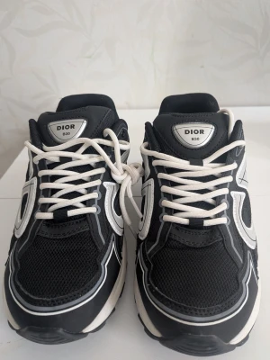 Svarta B30 sneakers - Säljer ett par B30 sneakers i storlek 41, i bra skick. Ett stilrent och exklusivt par sneakers för dig som uppskattar en modern design, premiumkänsla och en modell som fungerar till många olika outfits. Skorna har en tydlig och snygg silhuett och passar lika bra till vardags som när du vill klä upp dig lite extra.  B30 är en modell som passar perfekt för dig som gillar exklusiva sneakers och modern streetwear. Den cleanare designen gör att skorna är enkla att kombinera med olika kläder och stila