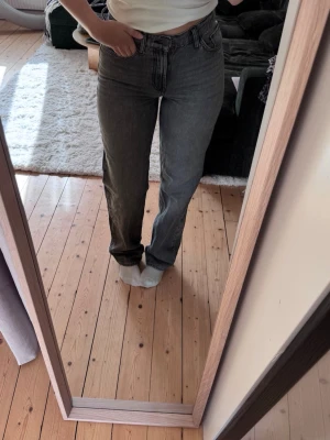 Sia jeans (extra långt ben) - Lindex - Jeans med medelhög midja i bomullsdenim med extra längd och avslappnad passform. Medelhög midja Rakt, avslappnat ben Extra lång benlängd Dragkedjegylf Innehåller 20% återvunnen bomull Innerbensmått 85 cm på alla storlekar