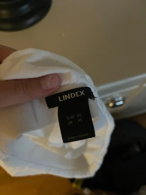 Vit långkjol från Lindex XS - Säljer en vit långkjol från Lindex i storlek XS. Kjolen har en enkel och flowy design med resår i midjan för skön passform. Perfekt till sommaren och lätt att matcha med olika toppar.