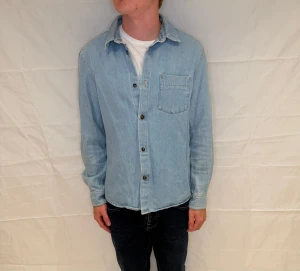 APC Denim Overshirt Light Blue - Ljusblå denimovershirt i mycket gott begagnat skick.