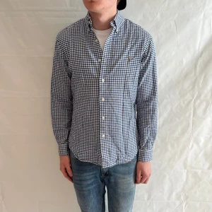 Polo Ralph Lauren Slim Fit Shirt Checked Men's - Rutig herrskjorta i bomull, slim fit, begagnad i mycket gott skick.