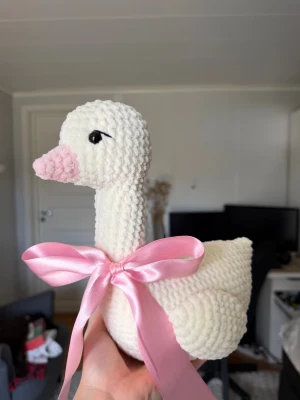 Virkad svan 🦢  - En söt virkad svan🩷 perfekt som dekoration eller som en mysig nalle🫶🏻
