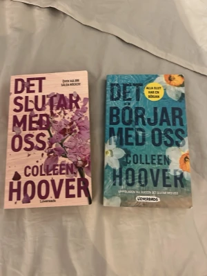 Böcker collen hoover - Två populära romaner av Colleen Hoover: 'Det slutar med oss' med ett ljust omslag och lila blommor, samt 'Det börjar med oss' med blått omslag och vita samt orange blommor. Perfekta för dig som gillar gripande och känslosam skönlitteratur. HELT nya utom att jag börjat läst den första och viket ett fåtal sidor💝❣️nypris 100 styck på Ullared 