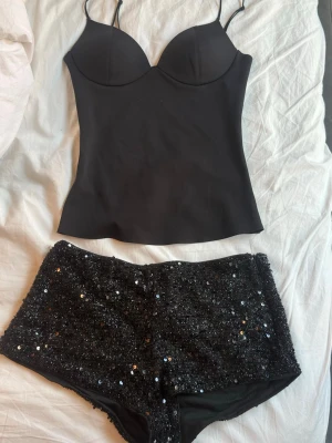 Svarta paljettshorts med glitter - Glittriga svarta shorts täckta med paljetter. De är från shein så inte världens bästa matrial! Andväbda 1 gång. Ok skick💞