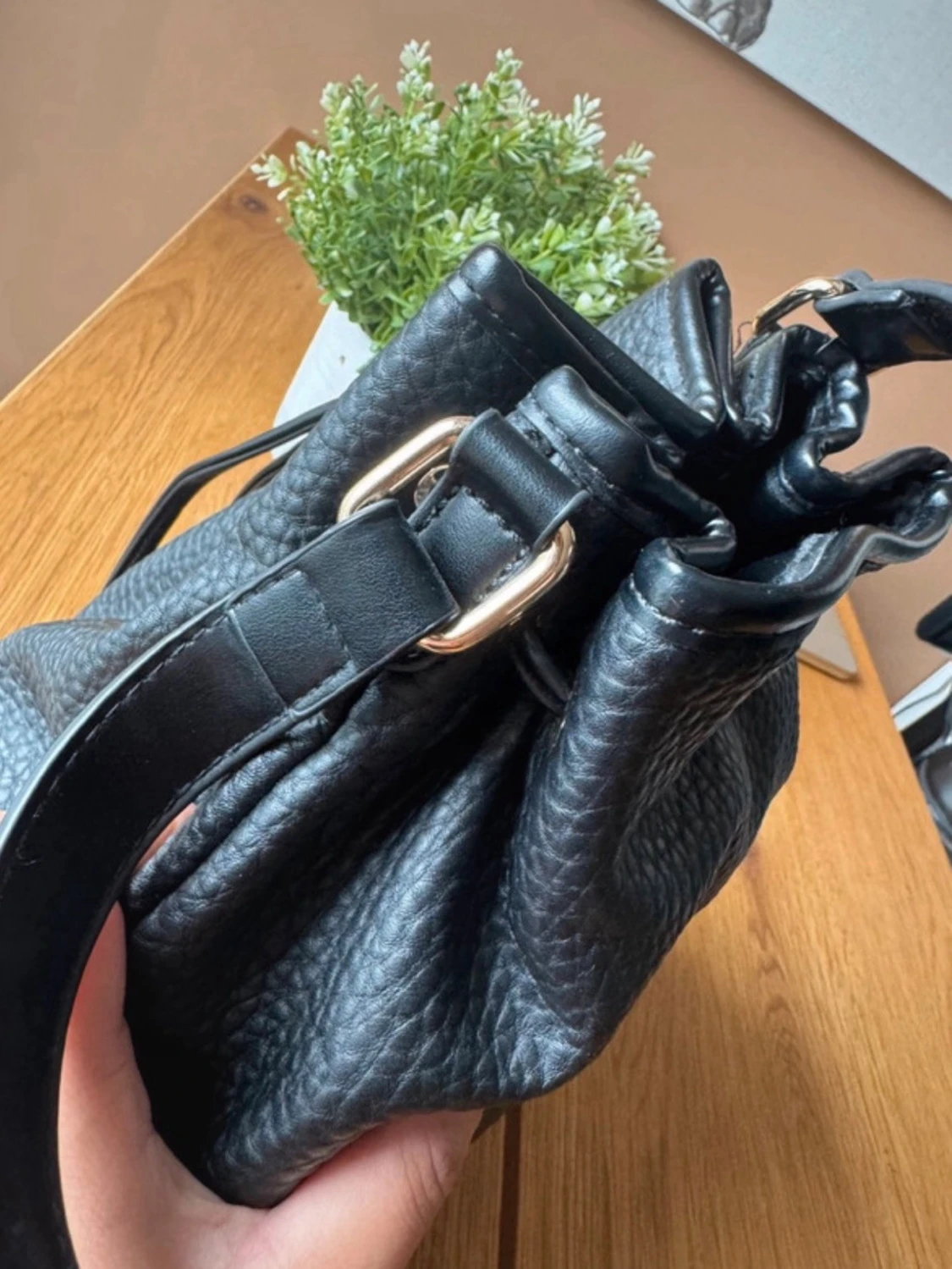 Svart bucket bag i skinnimitation - 4
