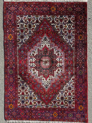 Handknuten Persisk Matta (Bidjar) 101x152 cm - En vacker gammal handknuten persisk matta med måtten 101x152 cm. Mattan har Heriz motiv/mönster men själva mattan är knuten i staden Bidjar. Mattor från Bidjar är kända för sin extrema uthållighet och knuttäthet. Detta är ett hantverk och mattan är i gott använt skick. Endast naturligt åldersrelaterat slitage. Mattan har utrustats med skinnförstärkta sidor och fransarna har finats till / klippts raka inför försäljning. Hör av dig om du undrar något. 