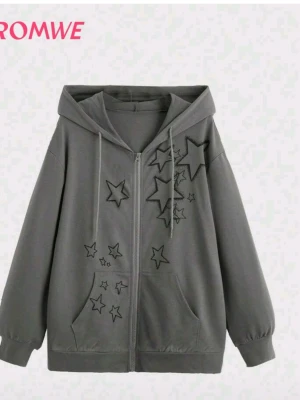 Grå hoodie med stjärnor från ROMWE - Snygg grå hoodie med dragkedja och huva från ROMWE. Dekorerad med svarta broderade stjärnor på framsidan och fickor framtill. Perfekt för en chill och avslappnad stil. Tillverkad i mjukt sweatshirtmaterial.