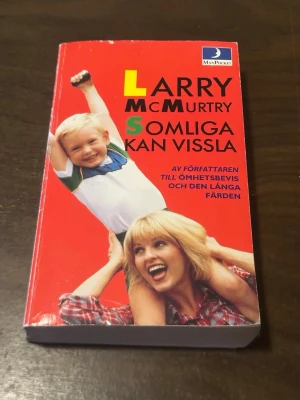 Somliga kan vissla av Larry McMurtry - En pocketbok med röd framsida, titeln 'Somliga kan vissla' av Larry McMurtry. Omslaget visar en glad kvinna och ett barn, vilket ger en varm och familjär känsla. Boken är utgiven av Månpocket och texten är svart och gul mot den röda bakgrunden.