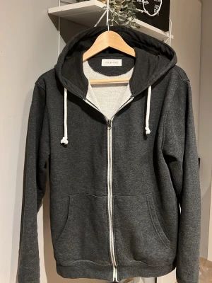  Pier One hoddie  - Riktigt skön och snygg one of one hoddie som är diskret och passar till allt. Säljer den för 200 inte använd mycket