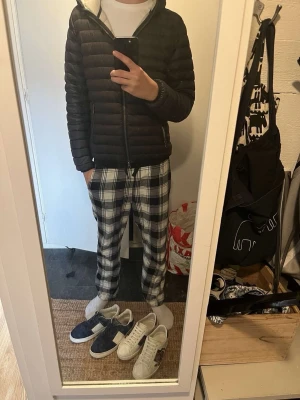 Svart dunjacka från Colmar 14y/166cm - Jag säljer denna snygga herr dunjackan från colmar som är i fint skick och passar perfekt nu till höst💕 den är i storlek 14y/166cm💞skriv vid minsta fundering!!