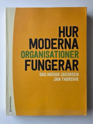 Hur moderna organisationer fungerar - En bok med gul och vit omslag, skriven av Dag Ingvar Jacobsen och Jan Thorsvik. Titeln är tryckt i svart och grönt på framsidan. Boken är utgiven av Studentlitteratur och har en klassisk rektangulär form.