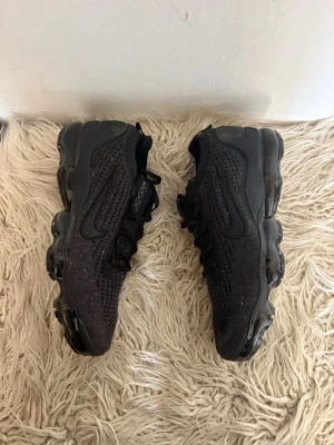 Nike Air VaporMax  - Säljer dessa aldrig använda Nike vapor max då de var för små. Storlek 42. Helt nya aldrig använda endast testade! Tveka inte att fråga eller skicka pris förslag. 