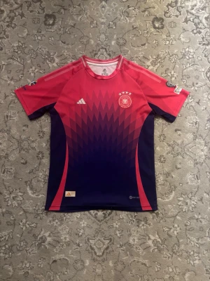 Tyskland Fotbollströja  - Mängdrabatt finns! Ju fler plagg du köper, desto bättre pris kan jag ge!