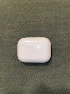 Vita trådlösa in-ear hörlurar - Snygga vita trådlösa in-ear hörlurar med laddningsetui i blank plast. Smidig och kompakt design som är enkel att ta med sig överallt. Perfekt för musik, poddar och samtal när du är på språng.