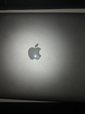 MacBook Pro i rymdgrå aluminium - Säljer en MacBook Pro i snygg rymdgrå färg med stilren och tunn design. Datorn är tillverkad i aluminium och har den klassiska Apple-loggan på locket. Perfekt för studier, kreativt arbete eller vardagsanvändning.