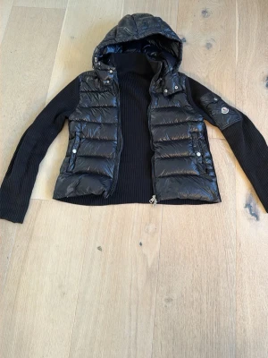 Moncler cardigan - Svart Moncler cardigan. Pris kan diskuteras i en snabbaffär