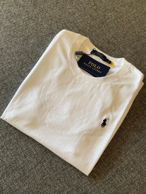 Ralph Lauren T-shirt  - Vid frågor tveka inte att fråga ! Inga skador eller hål. Storlek S. Priset kan diskuteras vid snabb affär 