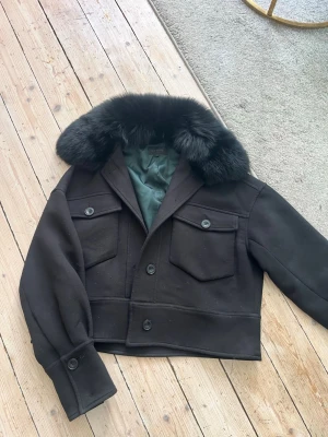 Svart pälsjacka från Meotine - Svart pälsjacka från Meotine i storlek S/M. Väldigt bra skick och säljs för att den inte kommer till användning. Nypris 3000kr