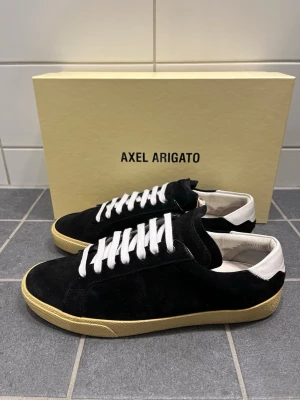 Saint Laurent Skor - Tja, säljer dessa sjukt snygga saint Laurent skorna i mycket fink skick! Nya skosnören applicerade! Har samt de svarta. Extra box tillkommer vid köp! Storlek 42! Vid fler frågor är det bara att höra av sig🤝