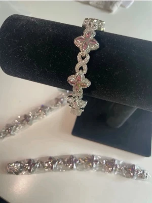  fyrklöver-diamantarmband i rosa - Våra fyrklöver-diamantarmband i rosa 💗är gjorda av stark mässing och dekorerade med glittrande cubic zirconia-stenar som verkligen skiner  Finns i 18 cm och packas noggrant inför varje beställning 📦  Obs: Undvik dusch och bad med armbandet för att det ska hålla sig fint så länge som möjligt.