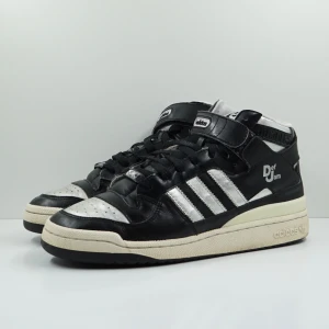 Adidas Forum Mid Def Jam - Den här varan kommer auktioneras ut på Sneakershyllan x Plick Live Torsdagen 10 september kl 19 med ett startpris på endast 10 kr❗️Sällsynta väl använda Adidas Forum Mid-sneakers i samarbete med Def Jam i storlek EU 44.