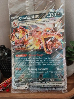 Pokémon Charizard ex jumbo-kort  - Stor samlarkort av Charizard ex från Pokémon Obsidian Flames-serien. Kortet har färgstark design med Charizard i orange och gult, HP 330 och attacker som Burning Darkness. Perfekt för Pokémon-fans och samlare.