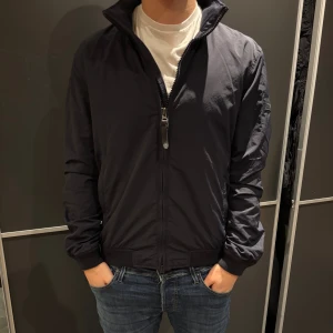  Woolrich Jacka - Hej! Säljer nu denna väldigt snygga och populära Woolrich jacka. Jackan är i storlek M. Hör av er vid minsta lilla fundering! Priset går att diskutera