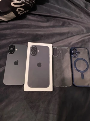 iPhone 17 256 gb  - 📱 iPhone 17 256 GB – Svart  Säljer min iPhone 17 256 GB i svart. Telefonen fungerar perfekt och är i mycket fint skick.  ✅ 256 GB lagring ✅ Svart ✅ 100 % batterihälsa ✅ 173 battericykler ✅ Fungerar felfritt ✅ Inga sprickor ✅ Köpt via Back Market ✅ Garanti till januari 2027 ✅ Återställd och redo för ny ägare  📦 En Apple-originalkartong medföljer, men kartongen är köpt separat och är alltså inte den kartong som telefonen ursprungligen levererades i.  Säljes på grund av byte till annan telefon.  Se