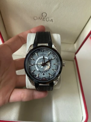 Omega  - Ny automatisk Omega-klocka med komplett tillbehörssats. Urtavla på 41 mm med nattbelysningsfunktion. Högkvalitativt automatiskt urverk med Omega-spänne. Perfekt för dig som älskar lyxiga accessoarer. Levereras med ask och tillbehör.