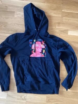 Helmut Lang hoodie  - Tja! Säljer en Helmut Lang hoodie i 9,5/10 skick till bra pris! Har kvitto och om fler bilder önskas så kan jag lösa det. Hojta till om du har någon fråga!
