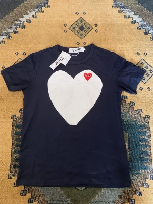 Play comme des GARCONS Mörkblå t-shirt  - Play comme des GARCONS Mörkblå t-shirt har aldrig använt för den är ganska liten. Priset kan diskuteras✅