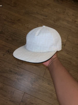Vit keps med ton-i-ton mönster - Fendi keps. Tydlighet på användning, 6/10 i skick