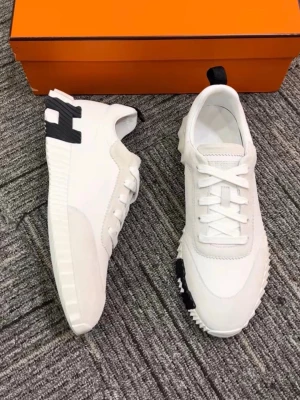 Vita sneakers med svart detalj - Stilrena vita sneakers med svart H-detalj på hälen och svart dragflik baktill. Skorna har en låg siluett, vita snören och en räfflad sula för extra grepp. Perfekta för en clean och modern look.