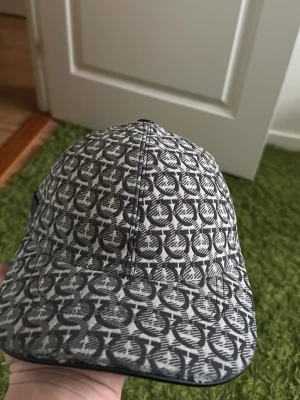 Äkta ferregamo keps  - Använd men i mycket bra skick, fler bilder kan såklart skickas. Priset kan diskuteras 