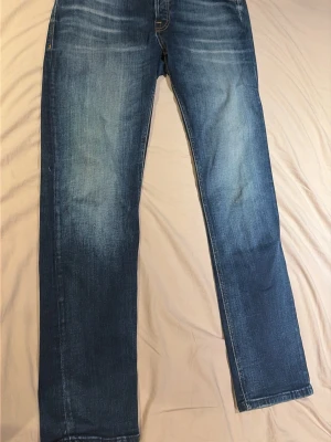 Jack and jones jeans Blå raka jeans med ljus tvätt - Snygga blå jeans med raka ben och ljus tvätt. Klassisk femficksmodell med kontrastsömmar och läderpatch bak i midjan. Perfekta till vardags och passar till det mesta. Tillverkade i slitstarkt denimtyg.
