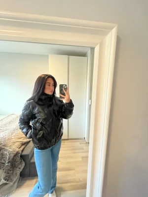 HUGO BOSS puffer – glossy monogram 🖤✨ - Såå clean och lyxig jacka med diskret HUGO-mönster som syns i ljuset – ger verkligen den där effortless “rich girl” looken.  Köpt 2025, i princip nyskick. Unisex strl M (sitter perfekt oversized på S / mer fitted på M).  En sån där jacka som lyfter exakt varje outfit – jeans, leggings, allt. Säljer då jag har för många liknande 💌  Seriösa köpare only ✨                                       Först till kvarn, släpper den snabbt 🖤            Priset är redan bra, men är öppen för snabba affärer ✨