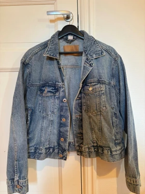 Jeansjacka  - Mellanblå jeansjacka från H&M🩵 Storlek L