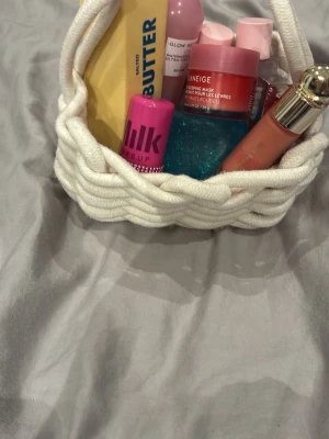 Mystery baggggg - En liten box som är väldig bra kommer med minst 5 saker i bra saker som man gillar man blir nöjd kommer vara olika saker i!!!!!                                                    Hoppas att man andvänder sakerna kommer ibland mat som inte gått ut så ja! !det som e på bilden är inte med i varan!!!!!!!❤️🤞🏻😚