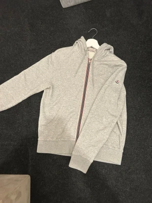 Moncler hoodie - Äkta moncler hoodie. Storlek L men passar en liten M-S. Kolla även in mina andra annonser.
