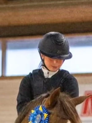 Svart ridhjälm One K - Snygg svart ridhjälm från One K, skalet är 53-54 alltså 1. Linern är i storlek S. Skriv för bättre bilder!💞