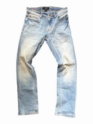 Ljusblå raka jeans med slitningar - Säljer ett par ljusblå snow jeans med raka ben och snygga slitningar på framsidan. Jeansen är slim och i storlek 29. Skriv för frågor