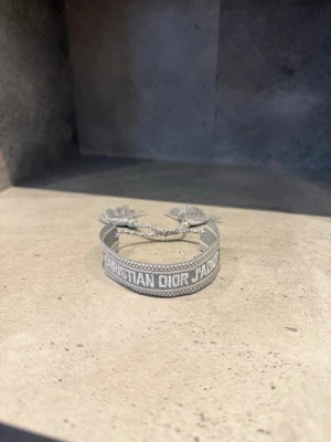 Dior armband  - Sprillans nytt armband! Stilren och hållbart! Vid minsta fundering kontakta oss✔️🤝