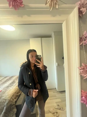 Woolrich Arctic Parka svart S 🖤✨ - Säljer min klassiska Woolrich jacka i svart, storlek S. Superfin modell med avtagbar päls på huvan 🤍  Jackan är använd och har visst slitage (därav priset), men fortfarande mycket kvar att ge och perfekt till höst/vinter ❄️ Väldigt varm och tidlös – funkar till allt!  ✔️ Avtagbar päls ✔️ Äkta Woolrich ✔️ Perfekt vardagsjacka  Pris: 1200 kr (kan diskuteras vid snabb affär) 💌