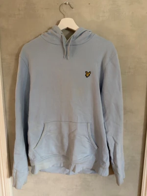 Ljusblå hoodie Lyle & Scott - Snygg ljusblå hoodie med huva från Lyle & Scott Perfekt till hösten. Tröjan är riktigt snygg och skön och färgen är väldigt härlig. Skick 8/10, storlek M, hör av dig vid frågor🙌