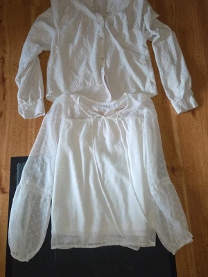 Tröjpaket - Vila. Ellos. H&M. Dom från Vila och Ellos är strl XS men sitter bra på mig som är S. H&M är strl S. Den är även oanvänd. Dom 2 andra använda 1 gång. Alla 3 för 180 kr.