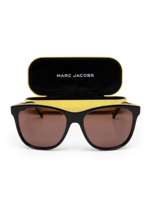 Marc Jacobs solglasögon i nyskic! - Säljer mina välskötta Marc Jacobs solglasögon i nyskick!  Modell: MARC JACOBS 19 / MARC 307/F/S - Art.nr 30768857 Färg: Svart båge med guld kedjedetalj upptill, bruna glas Skick: Nyskick - inga repor på glas eller båge, alltid förvarade i fodral Mått: 54-16-140 Ingår: Gult original hårt fodral Marc Jacobs + putsduk  Superfina och sitter väldigt snyggt, säljer då de blivit liggande. Nypris ca 1 800-2 000 kr.