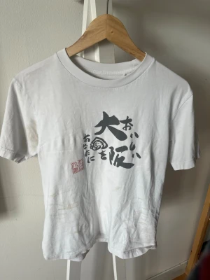 Japan print T-shirt  - Sjukt snygg vintage t shirt med cool japansk print. t shirten har en avsiktlig missfärgning vilket ger den en riktig vintage-look. storlek S. mycket bra skick. Skriv vid eventuella funderingar😁  Fraktar inom 1-2 dagar