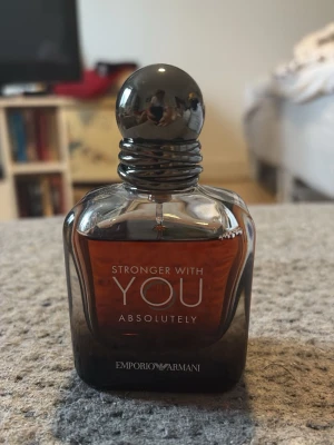 Emporio Armani Stronger With You - Emporio Armani Stronger With You Absolutely är en parfym i en elegant, mörkbrun glasflaska med rundad form och silverfärgad, klotformad kork. Flaskan har tydlig logga och text framtill. Doften är modern och passar dig som gillar exklusiva parfymer. Populär under vintern. Säljer på grund av att jag har alldeles för många. Hör av vid frågor!